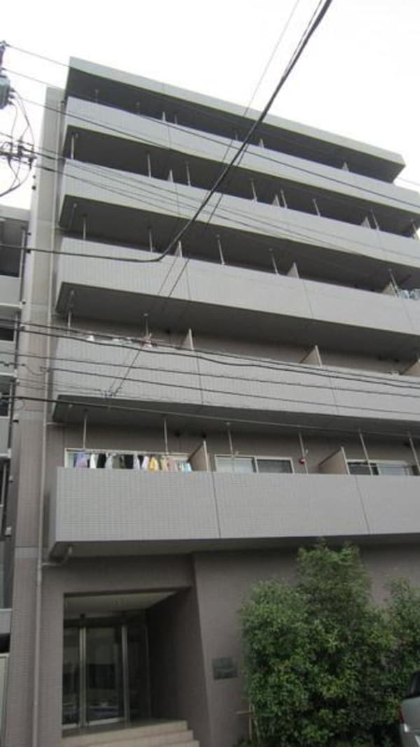 玄関(周辺は閑静な住宅街)