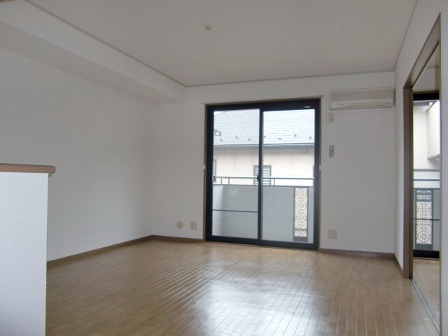 物件内観写真2　(明るくキレイな居室)