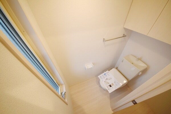 トイレ(白を基調とした清潔感のあるトイレです)