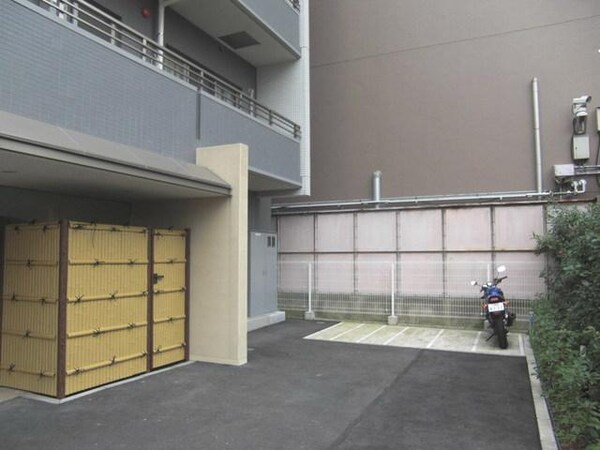 共有部分(敷地内バイク置場)