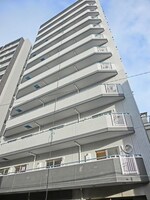タイル調のオシャレな外観