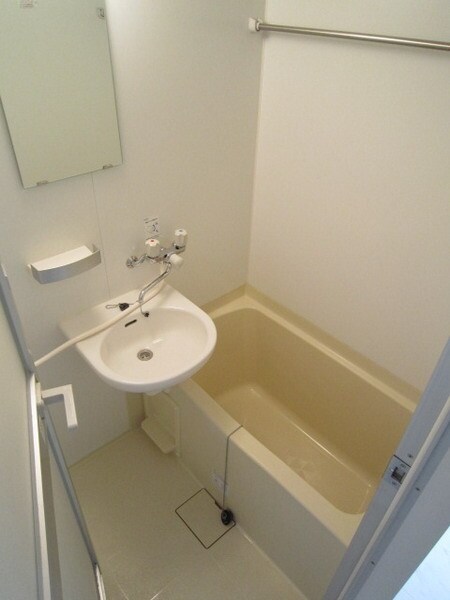 物件内観写真4　(バスルーム・洗面台)