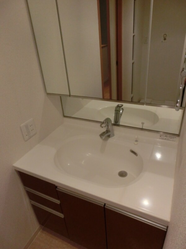 洗面(女性にうれしい３面鏡付洗面台)