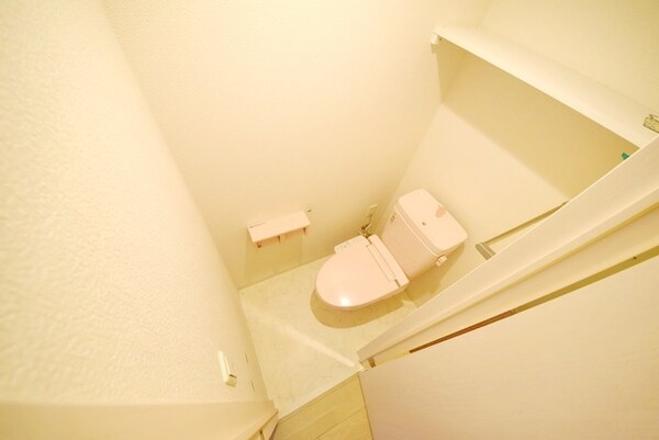 トイレ(白を基調とした清潔感のあるトイレです)
