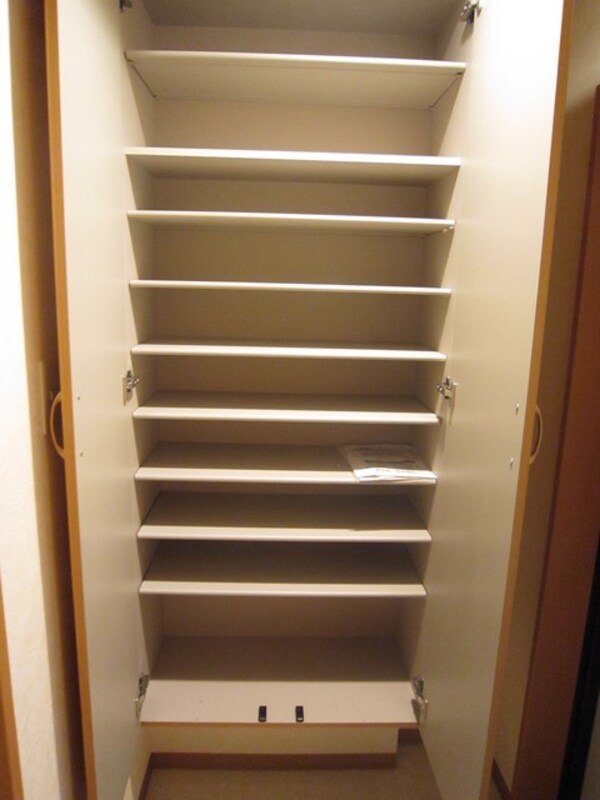 玄関(大型シューズＢＯＸ完備)