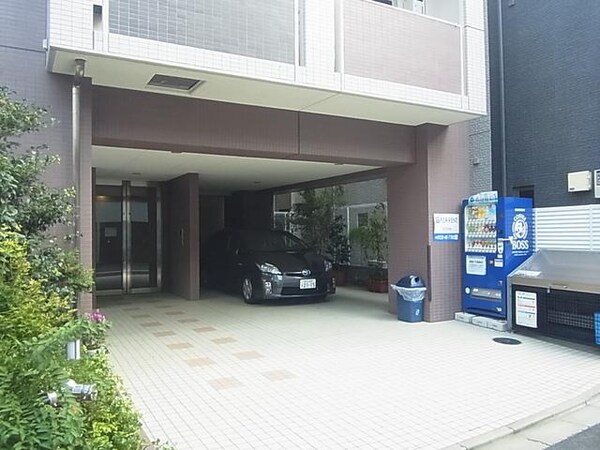 エントランス(重厚感のあるタイル貼りの外観)