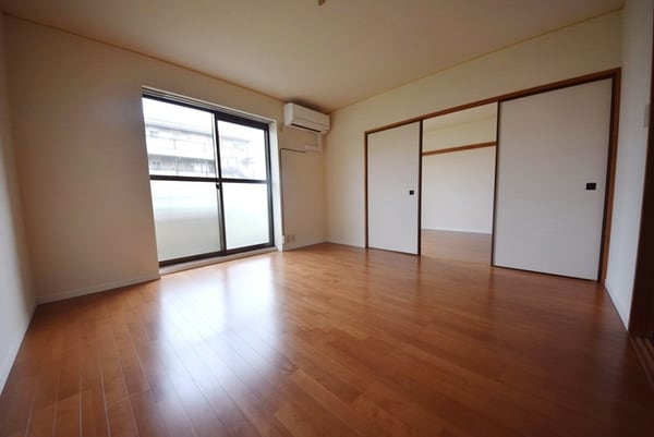 リビング・居室(別部屋の写真です。)