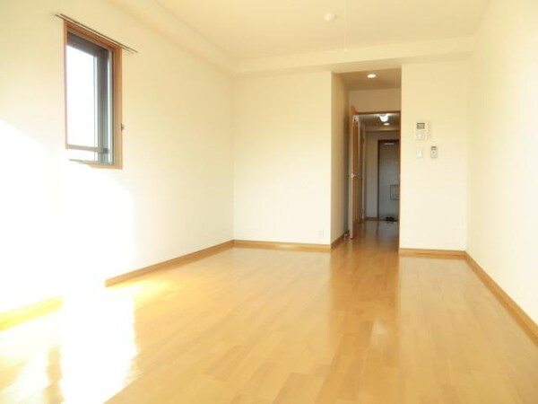 リビング・居室(8.6帖洋室　フローリング　シャッター雨戸　（別のお部屋で…)