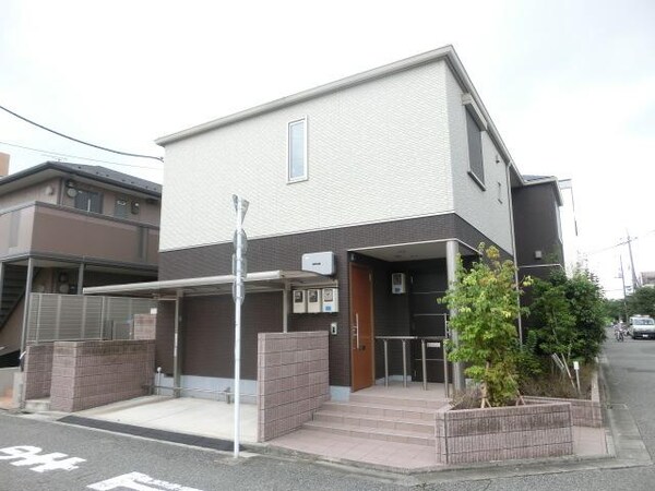 外観(2011年竣工、閑静な住宅街に建つ物件です)