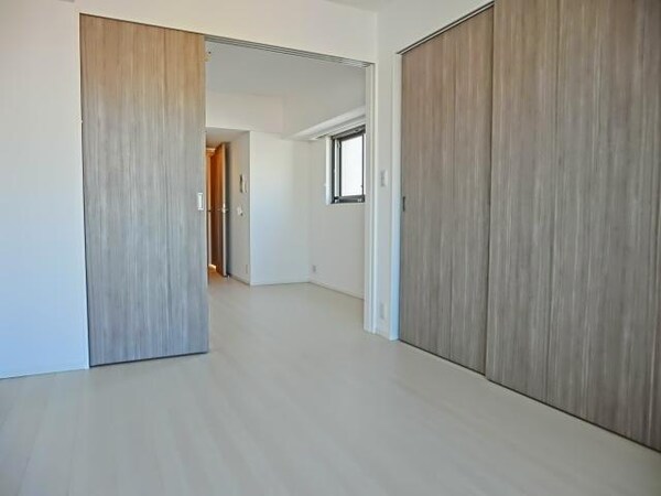 リビング・居室(★明るいトーンのフローリング仕上げ・段差のないバリアフリー★)