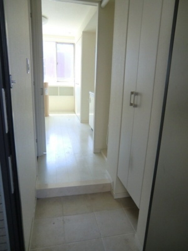 玄関(シューズＢＯＸ完備)