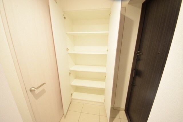 物件内観写真20　(玄関収納)