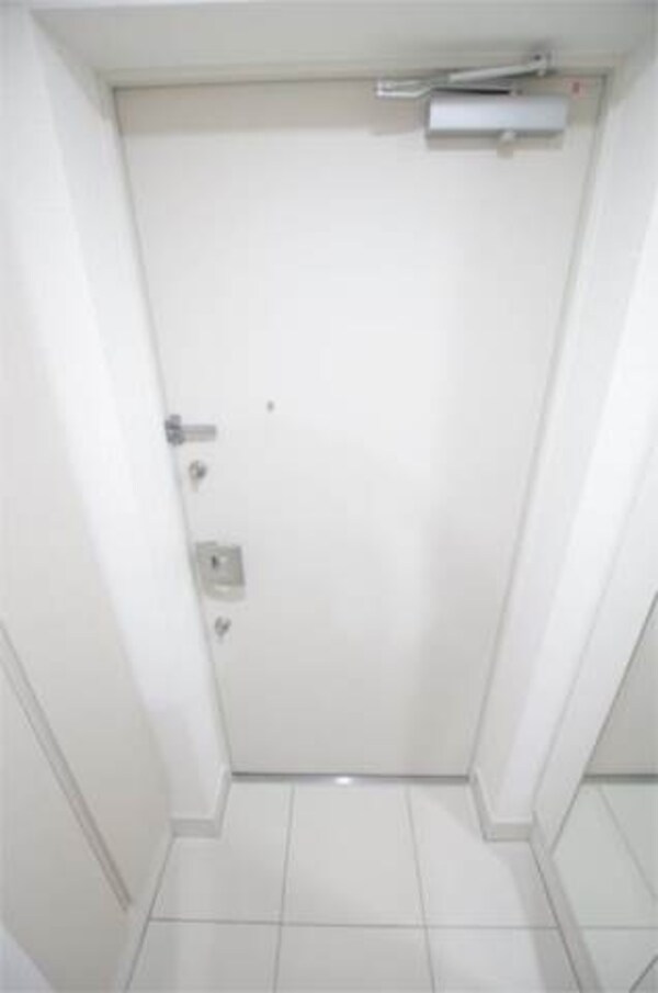 玄関(※同タイプの別のお部屋です。)
