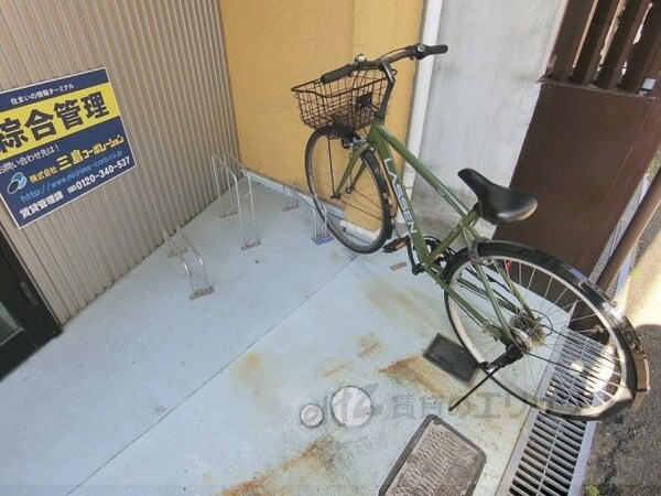 庭(駐輪場)