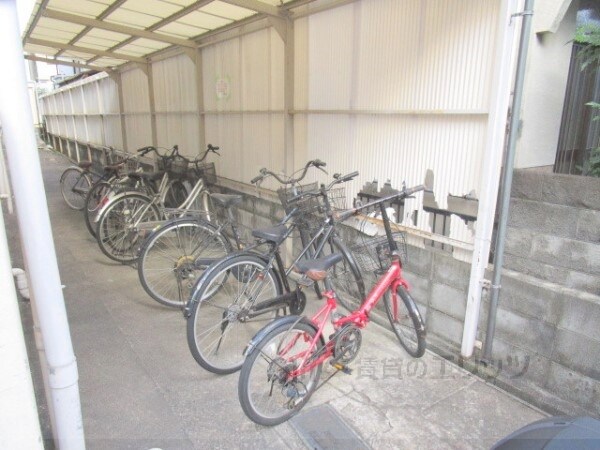 物件内観写真4　(駐輪場)