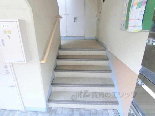 物件内観写真4　(階段)
