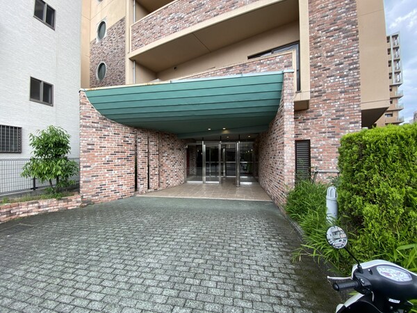 エントランス(駐車場)