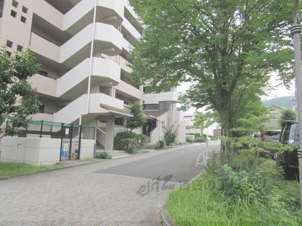 エントランス(前面道路)