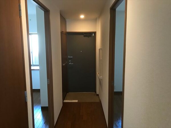 玄関(※リノベーション実施済みのお部屋もございます。)