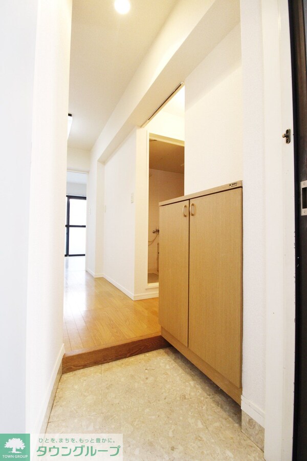 玄関(高台に建っているので明るめなお部屋です♪)