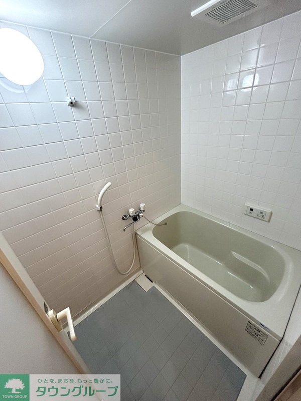 バス／シャワールーム等(高台に建っているので明るめなお部屋です♪)