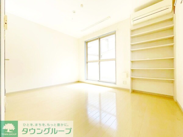 寝室(★角部屋2面採光★収納棚あり★)