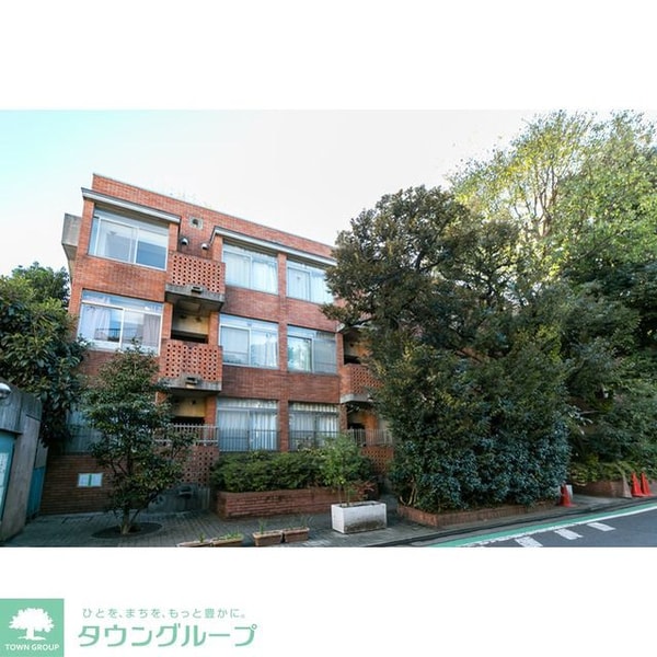 外観(写真左側ごみ置き場（24時間可）)