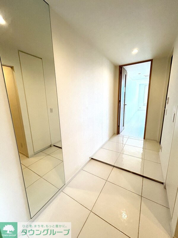 その他室内・内装(玄関からみた廊下)