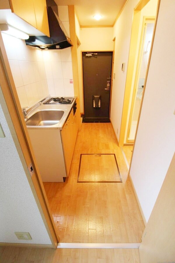 玄関(キッチンスペース)