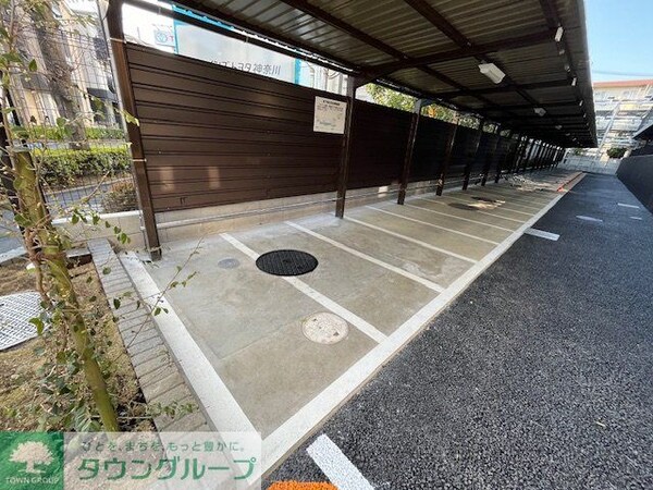 設備(バイク置き場／月額3,300円)