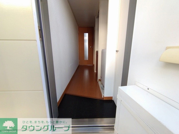 玄関(玄関扉に宅配ボックス付き)