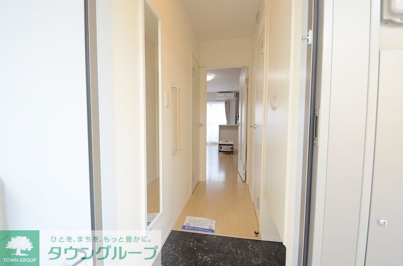 物件内観写真11　(玄関にも姿見設置)