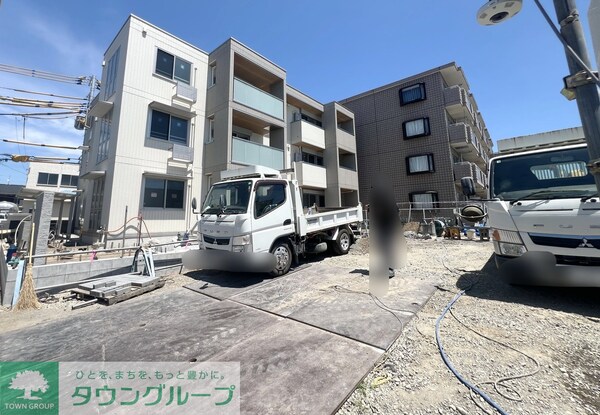 エントランス(駐車場)