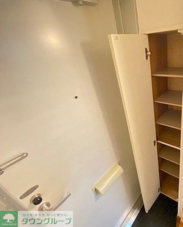 玄関(同タイプ部屋の写真となり設備等は現況と異なる場合があります)