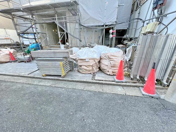 玄関(駐車場)