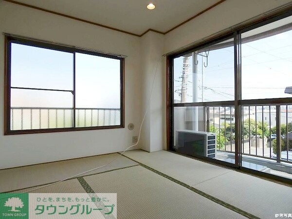 寝室(中部屋のため横の窓なし)