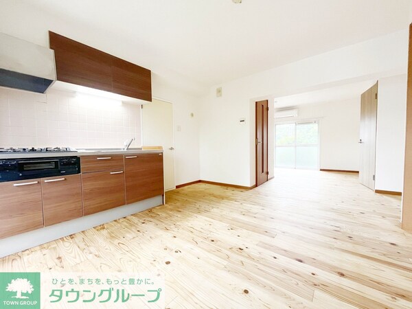 リビング・居室(明るい色の床で清潔感のあるLDK)