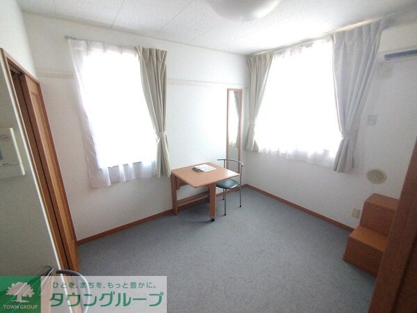 その他(１階床は絨毯仕様。角部屋のみサッシ2つ。)