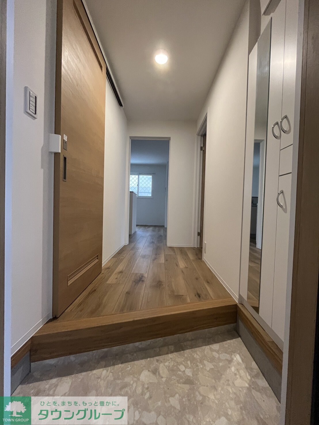 物件内観写真4　(玄関)