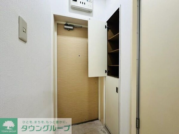 玄関(201号室の参考写真)