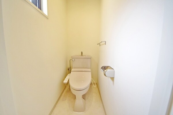 トイレ(★採光窓のついているきれいなトイレです★)