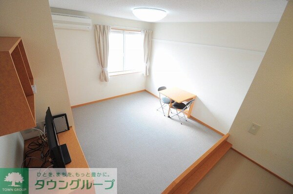 リビング・居室(2F絨毯仕様・設備は現況と異なる場合がございます)
