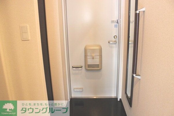 玄関(受け皿付きのポストです。傘立ても付いています。)