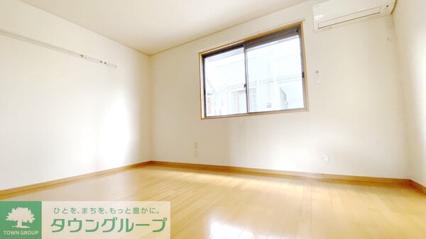 リビング・居室(広々洋室8帖★エアコン完備)