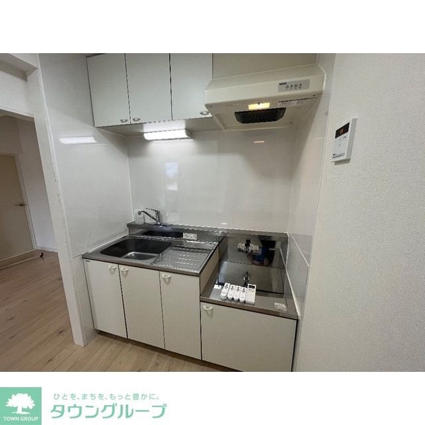 キッチン(同じお建物の別のお部屋のイメージです。リビング横は和室にな…)