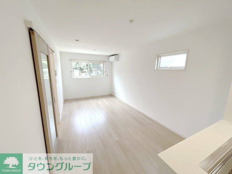 物件内観写真4　(リビング/居室)