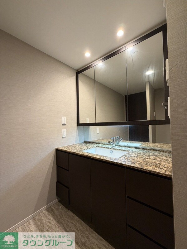 洗面(三面鏡化粧台)