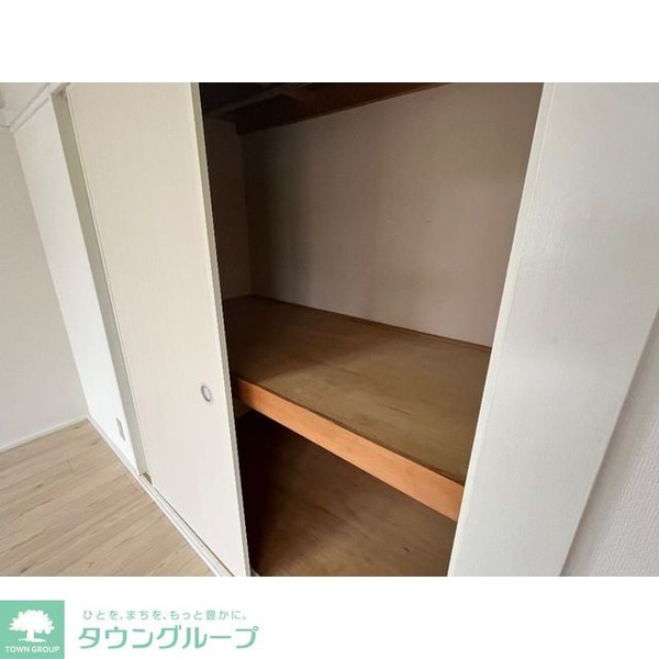 収納(同じお建物の別のお部屋のイメージです。リビング横は和室にな…)