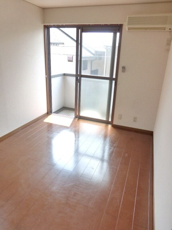 寝室(日当たり良好のお部屋です)