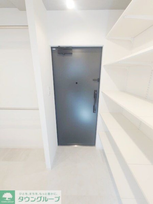 玄関(内見の予約先はタウンハウジング新中野店になります★★)